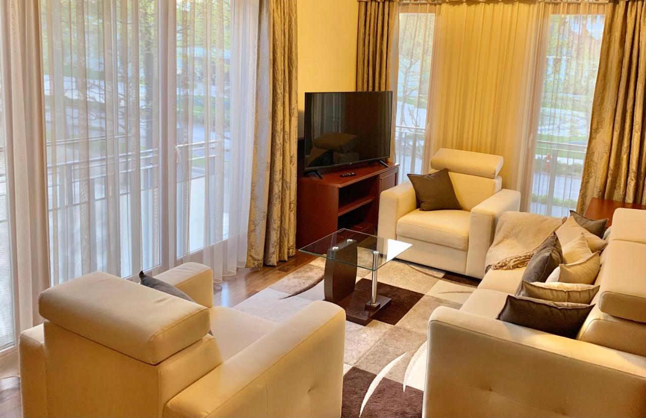 A01 Setany-Silverine Apartmanhaz-Orzoett Parkoloval 블로톤퓌레드 외부 사진